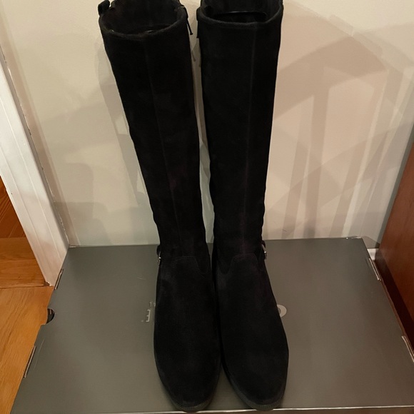 New beautiful La CANADIENNE waterproof suede black boots! Made in Canada - Picture 4 of 5